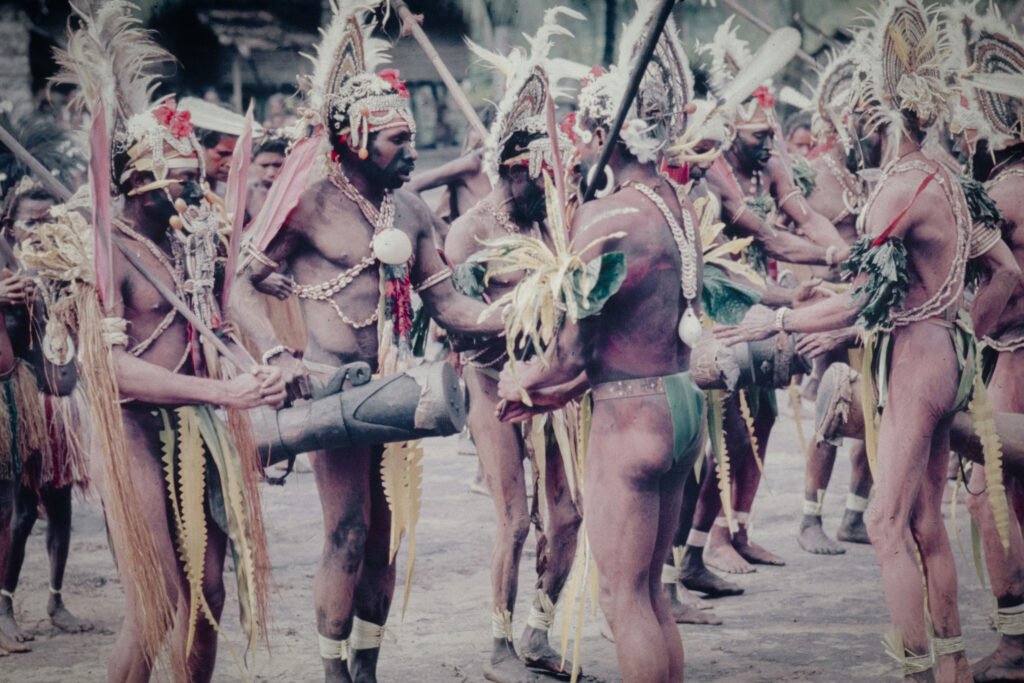 पारंपरिक लोगो का कल्चर दिखाता चित्र